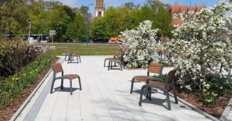 Öffentliche Stuhlgruppe im Freiraum