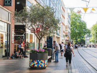 Großpflanzbehälter Binga Fußgängerzone begrünt von Stadtmobiliar Profi Runge