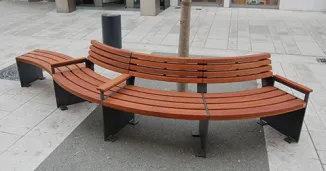 Radialbank Binga mit Armlehne von Runge in Wels, Österreich