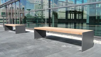 Hockerbank Binga mit fünfter Sitzbohle für Messe Frankfurt von Runge