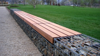 Holzbankauflagen auf Gabionen Bingen vom Bänke Hersteller Runge