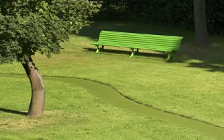 grüne Parkbank Belina im Garten der Botschaft