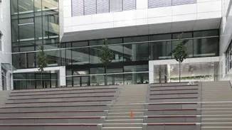 Holzsitzleisten auf Stufen im Innenhof der Privatschule BIL in Stuttgart Bad Cannstatt
