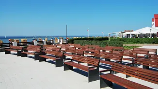 Konzertmuschel am Strand von Laboe mit Binga Bänken von Runge