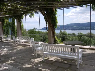 Stuhl und Bank 014C in weiss auf Schloss Marbach