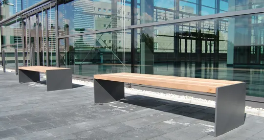 Hockerbank Binga mit fünfter Sitzbohle für Messe Frankfurt von Runge