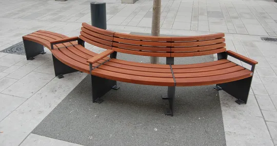 Rundbank Binga mit Armlehnen von Runge in Wels, Österreich