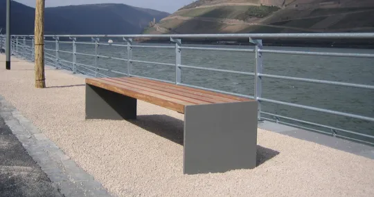 Sitzbank Binga mit Flachstahlfüßen in DB 702 Eisenglimmergrau und Holz vergraut