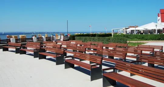 Zuschauerbänke vor Konzertmuschel am Strand von Laboe Binga mit Armlehne von Runge