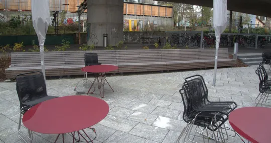 lange Parkbankreihe aus gekettete Bänken Scala von Runge