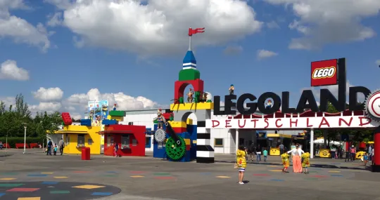 Colorance Sitzbänke von Runge vor dem Eingang LEGOLAND Deutschland