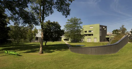 lange Parkbank Belina in Grasgrün vor der Deutschen Botschaft in Warschau