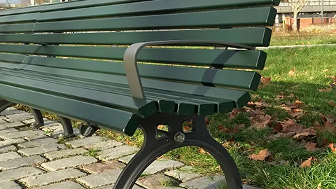 Parkbank Corona mit Armlehne in Berlin