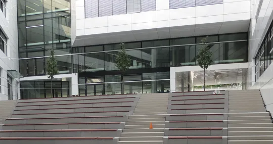Sitztribüne im Innenhof der Privatschule BIL in Stuttgart