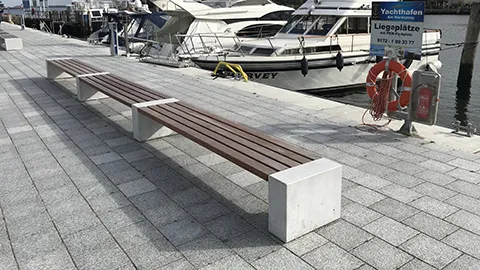 Alena gekettet in Travemünde