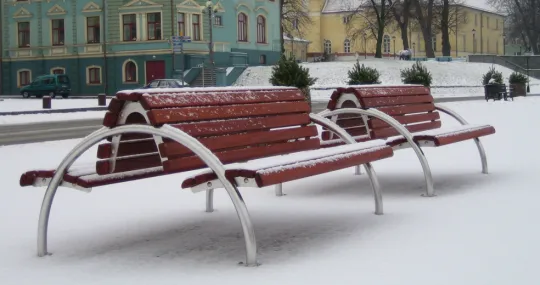 Doppelbank Swing von Runge mit Rückenlehnen und Armlehnen in Ventspils Lettland im Schnee