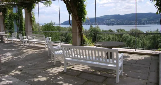 Stuhl und Bank 014C in weiss auf Schloss Marbach