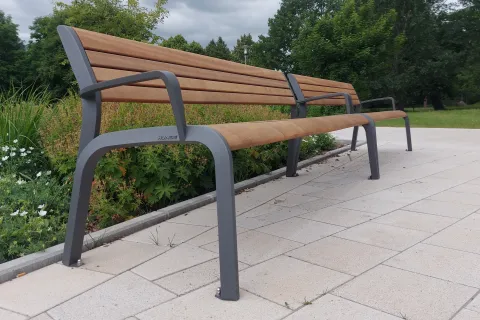 Bequeme Sitzbänke im öffentlichen Park Floria Runge