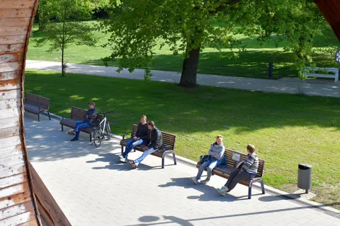 Parkbank Estiva und Abfallbehälter Frog