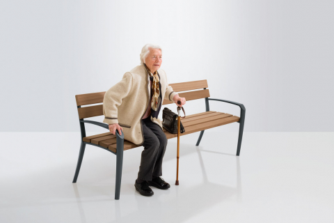 Seniorenbank mit Armlehnen als Aufstehhilfe und erhöhter Sitzfläche Calma Plus von Runge