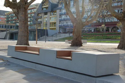Sitzbank Concreta 480 cm Langbank aus Beton auf Sockelkante