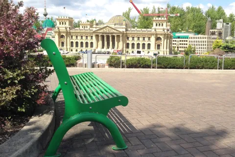 Grüne Parkbank vor Reichstagsbau aus LEGO Bausteinen
