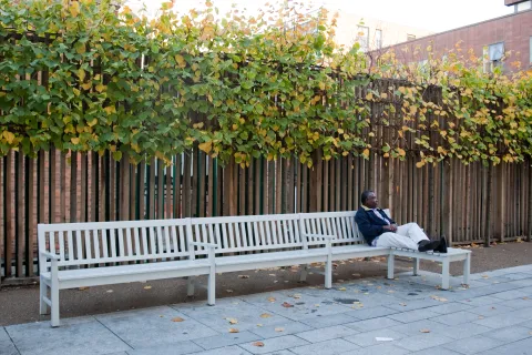 Sitzbankreihe mit Chaise Longue von Runge Modell 14C auf zentralem PLatz in Barking London