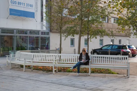 Sitzbank unter Bäumen in London klassisch englisch Runge Bank 14C
