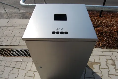 Abfallbehälter Matrix mit 120 L Volumen und Ascherkasten