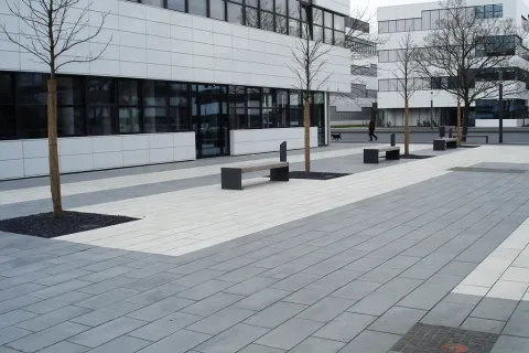 Hockerbank Weila und Ascher Smoky von Runge an der Hochschule Kleve
