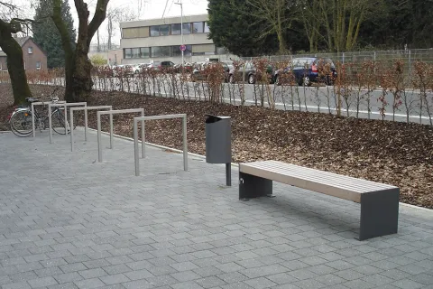 Hockerbank Weila und Abfallbehälter Frog von Runge an der Hochschule Kleve