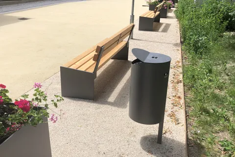 Parkbank Binga und Abfallbehälter Frog Kurparkhaus Bad Wildbad