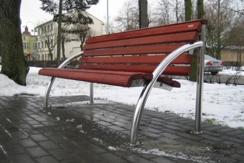 Ventspils Lettland Sitzbank mit Rückenlehne und Armlehnen aus Edelstahl und Holz Modell Swing von Runge