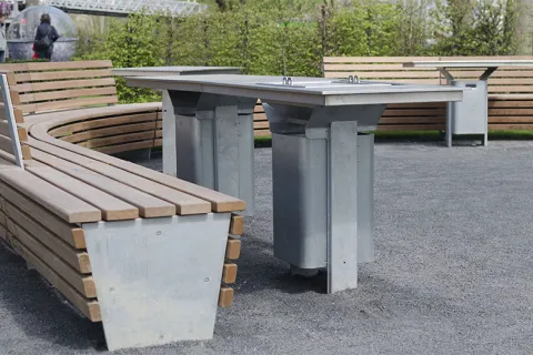 Rundbank intermezzo mit Rückenlehne im Wechsel als Rundbank mit Grillplätzen