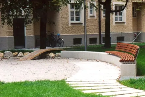 Rundbankauflage mit Rückenlehne am Spielplatz basierend auf Bankauflage Typ Cube von Runge