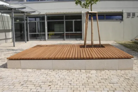 Sitzpodest aus Holz mit Baumfeldöffnung auf LGS Nagold