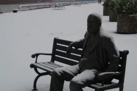 Denkmal mit alter Gussbank im Hintergrund Doppelbänke Swing von Runge